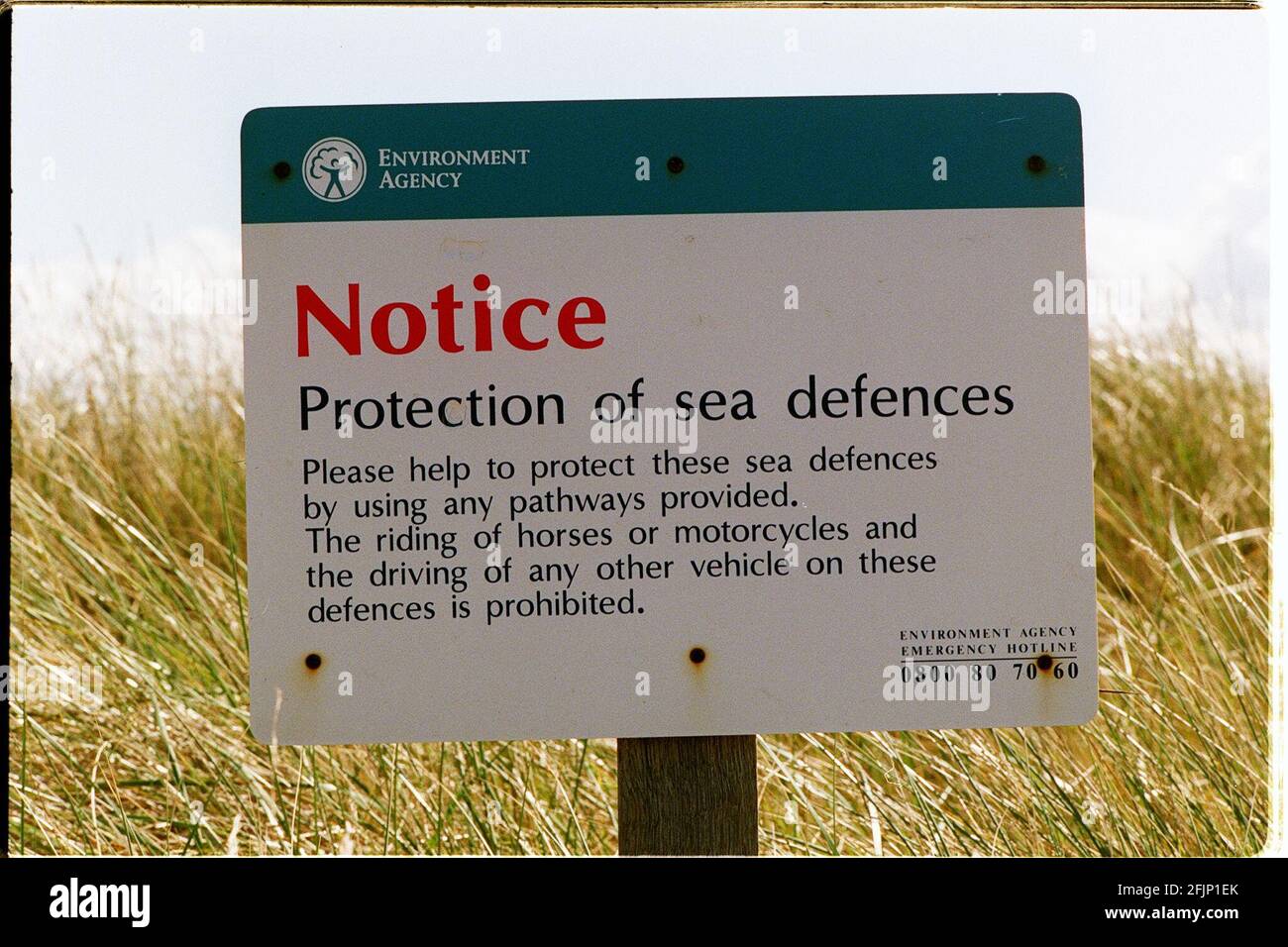 Seeverteidigung. Schild am Strand von Brancaster. Aug 1998 von der Umweltbehörde Stockfoto