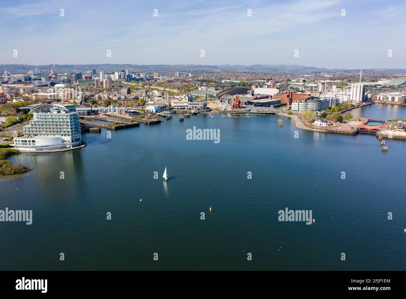 Luftaufnahme der Cardiff Bay und der Hintergrundstadt Cardiff, der Hauptstadt von Wales Stockfoto