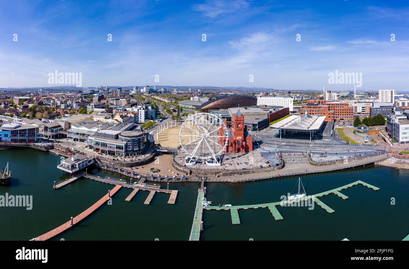 Panorama-Luftaufnahme der Cardiff Bay an einem sonnigen Tag mit dem Stadtzentrum im Hintergrund. Stockfoto