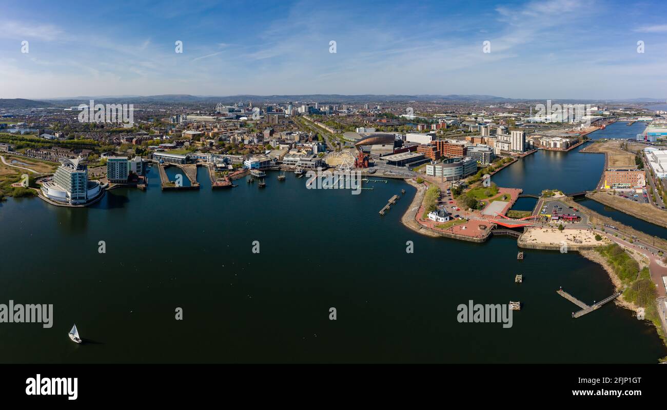 Panorama-Luftaufnahme der Cardiff Bay an einem sonnigen Tag mit dem Stadtzentrum im Hintergrund. Stockfoto