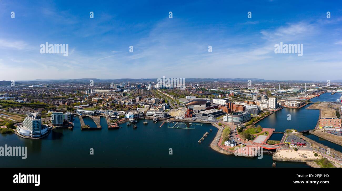 Panorama-Luftaufnahme der Cardiff Bay an einem sonnigen Tag mit dem Stadtzentrum im Hintergrund. Stockfoto