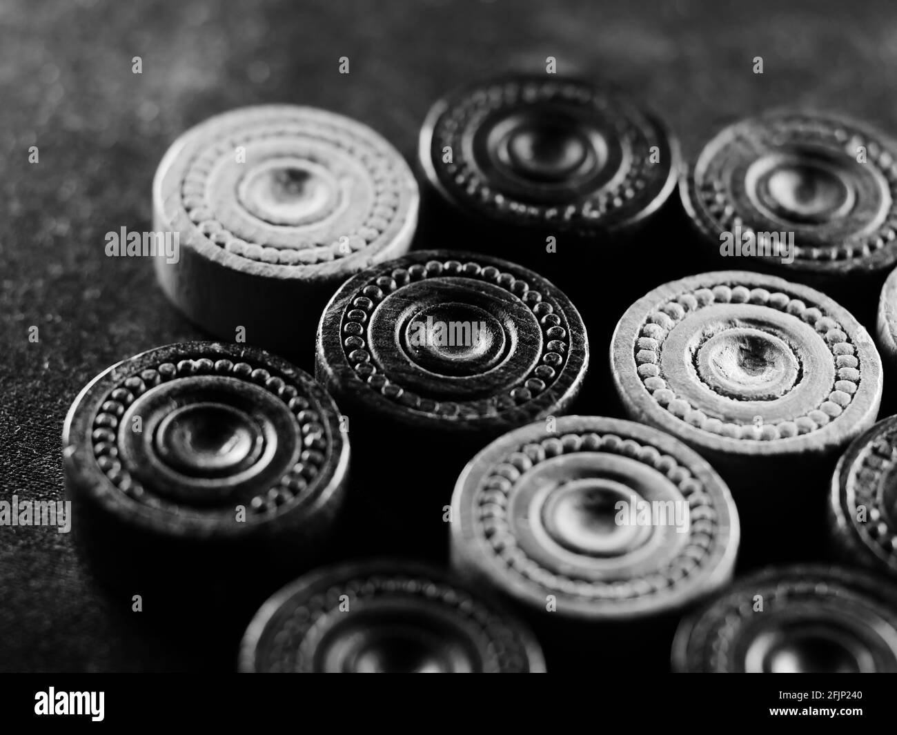 Eine schwarz-weiße Studioaufnahme von Backgammon-Figuren Stockfoto