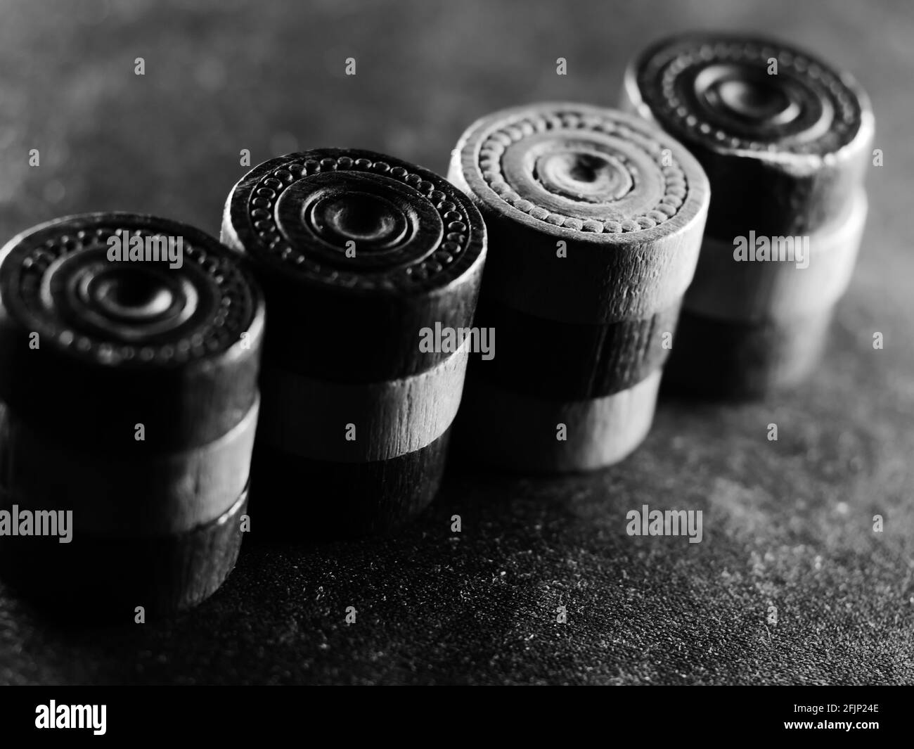 Eine schwarz-weiße Studioaufnahme von Backgammon-Figuren Stockfoto