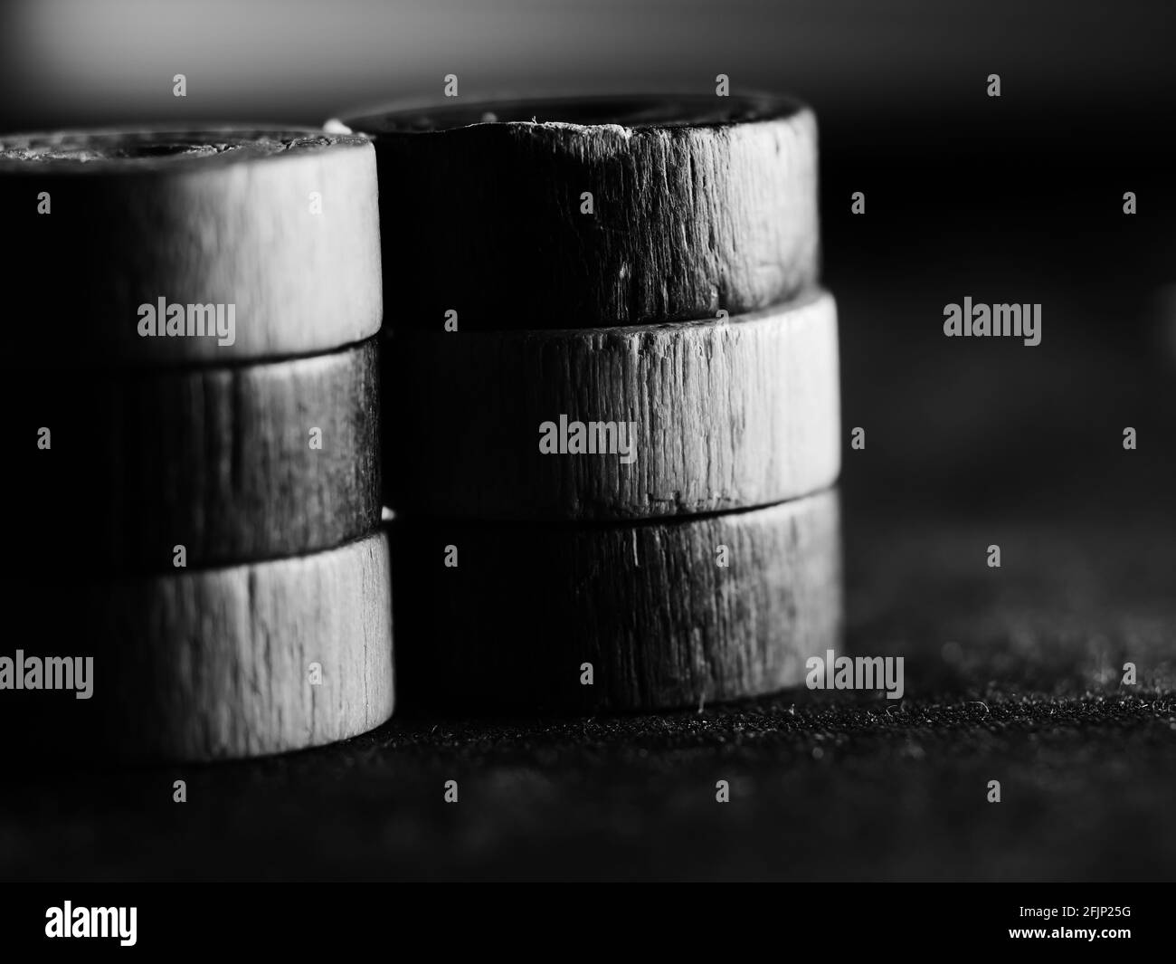 Eine schwarz-weiße Studioaufnahme von Backgammon-Figuren Stockfoto