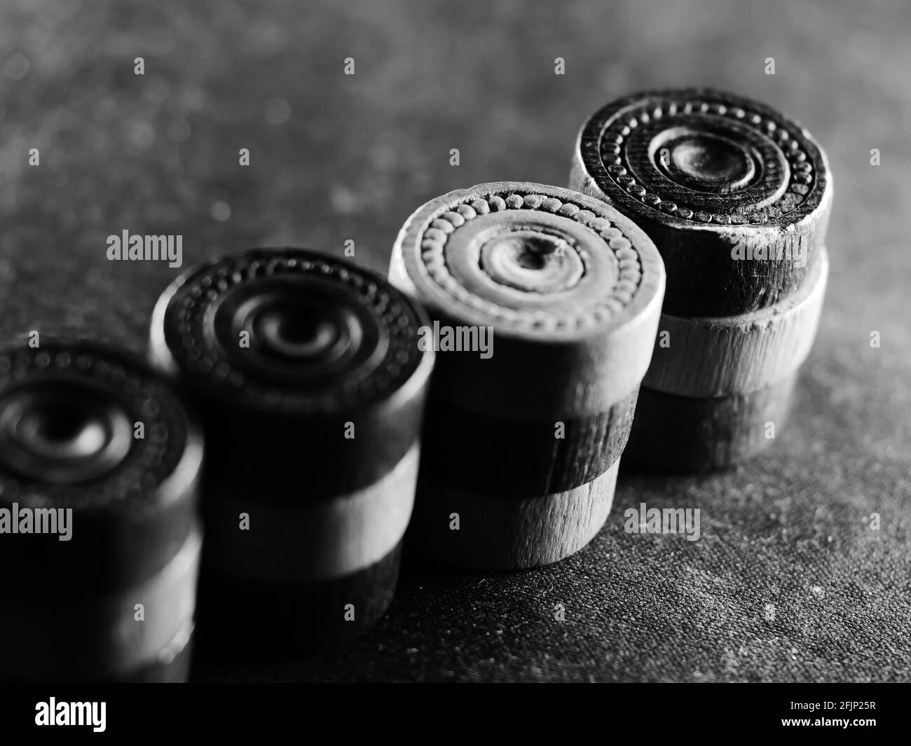 Eine schwarz-weiße Studioaufnahme von Backgammon-Figuren Stockfoto