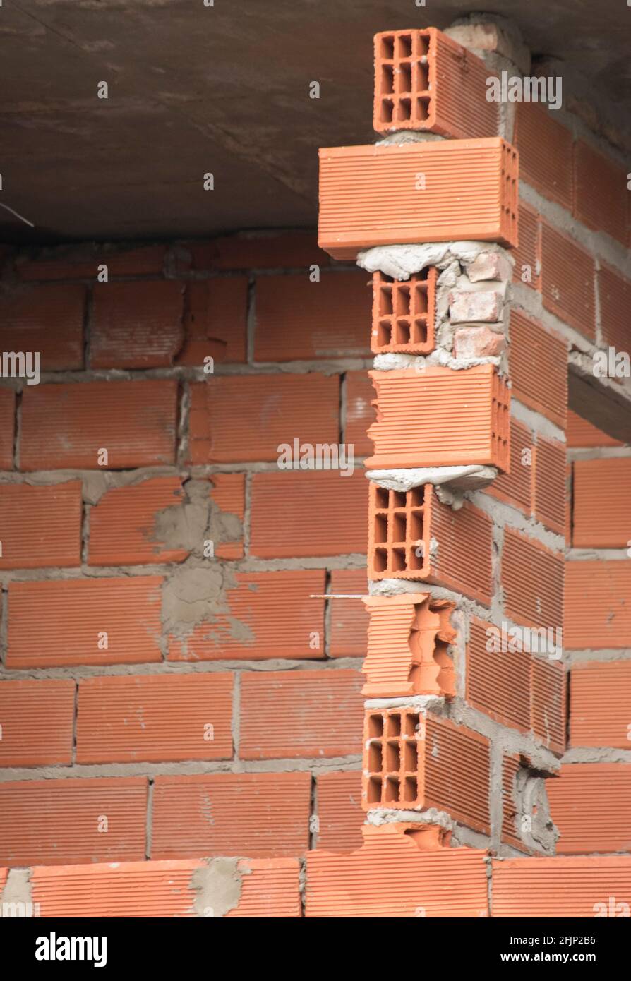 Gebäude im Bau. Hohle Ziegelwand Stockfoto