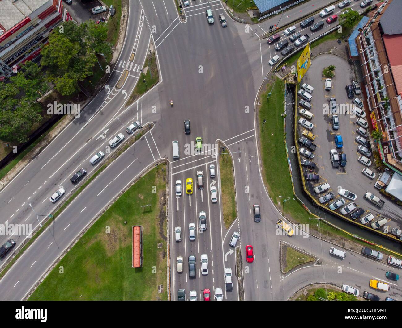 Luftdrohne-Bild eines Autos, das sich in einem Wohngebiet in Kota Kinabalu, Sabah, Malaysia, bewegt Stockfoto