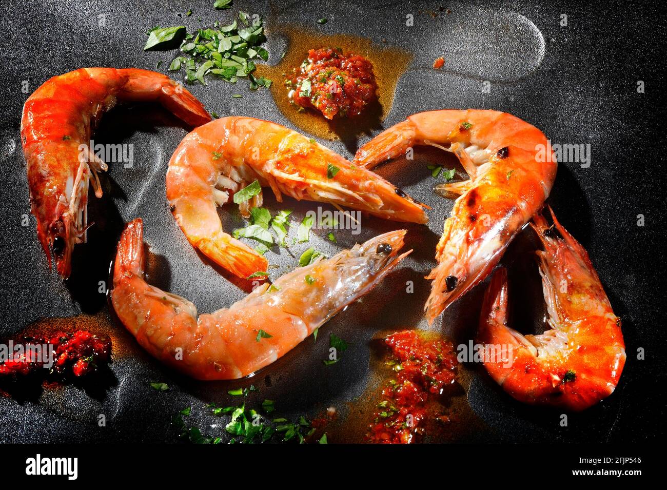 Riesengarnelen, Riesengarnelen mit Kräutern Stockfoto