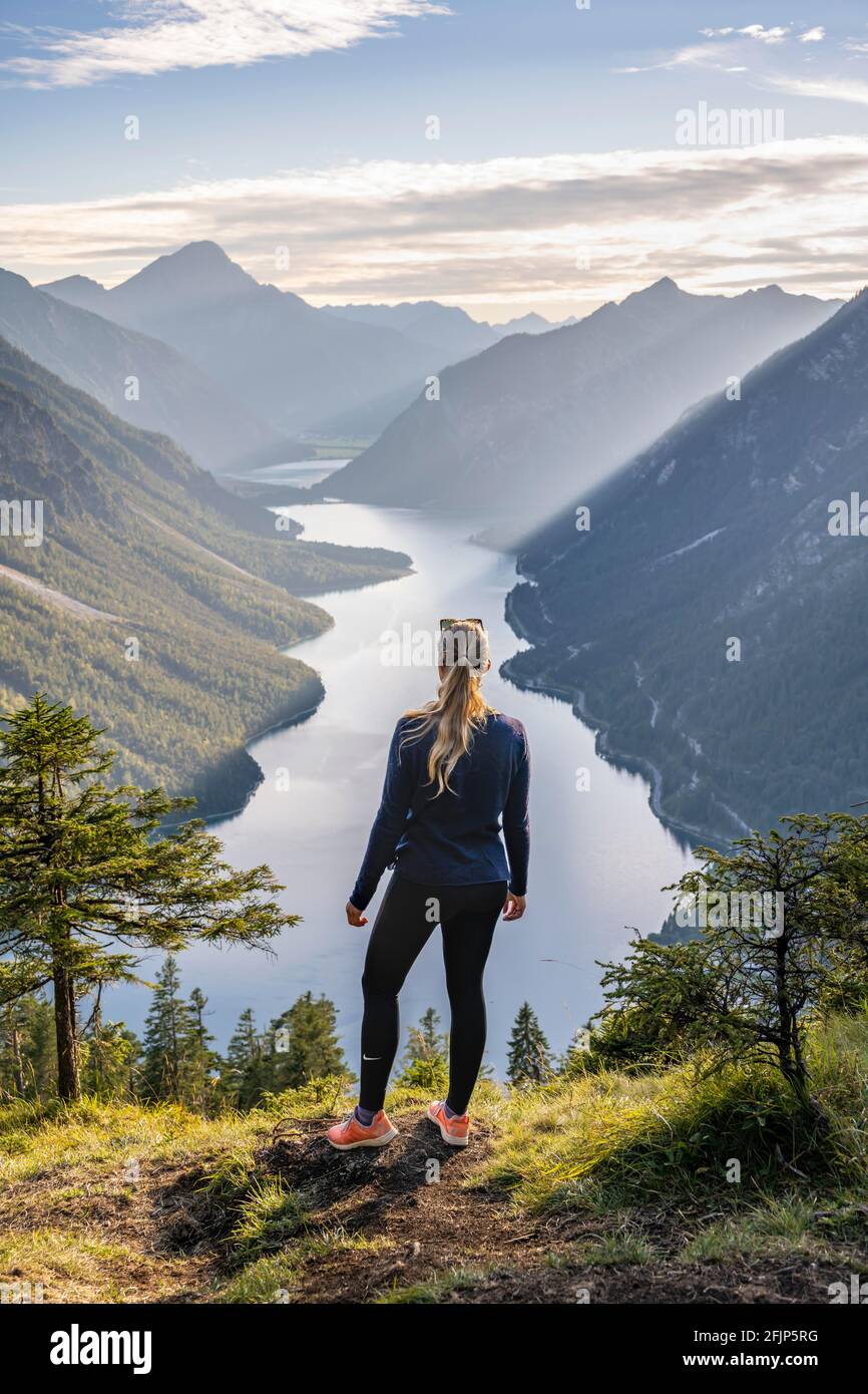 Wanderer mit Blick auf den Plansee, Berge mit See, Ammergauer Alpen, Bezirk Reutte, Tirol, Österreich Stockfoto