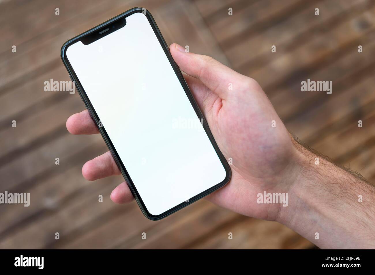 Hand haelt iPhone 11 Pro mit weissem Bildschirm, Smartphone, Freisteller Stockfoto