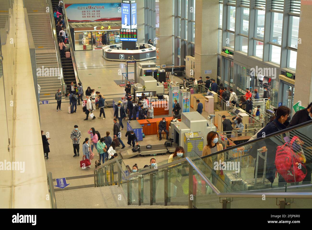 Scanner und Röntgengeräte am Eingang des Südbahnhofs von Jiaxing in China. Passagiere werden beim Betreten des Gebäudes überprüft. Stockfoto