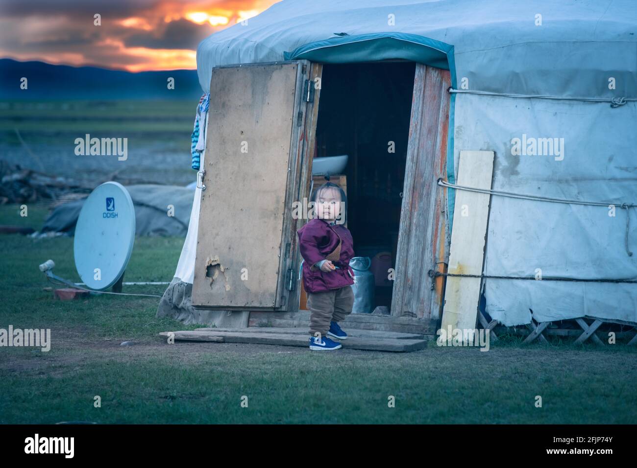 Nomad Kind im Sommerlager, Provinz Zavkhan, Mongolei Stockfoto
