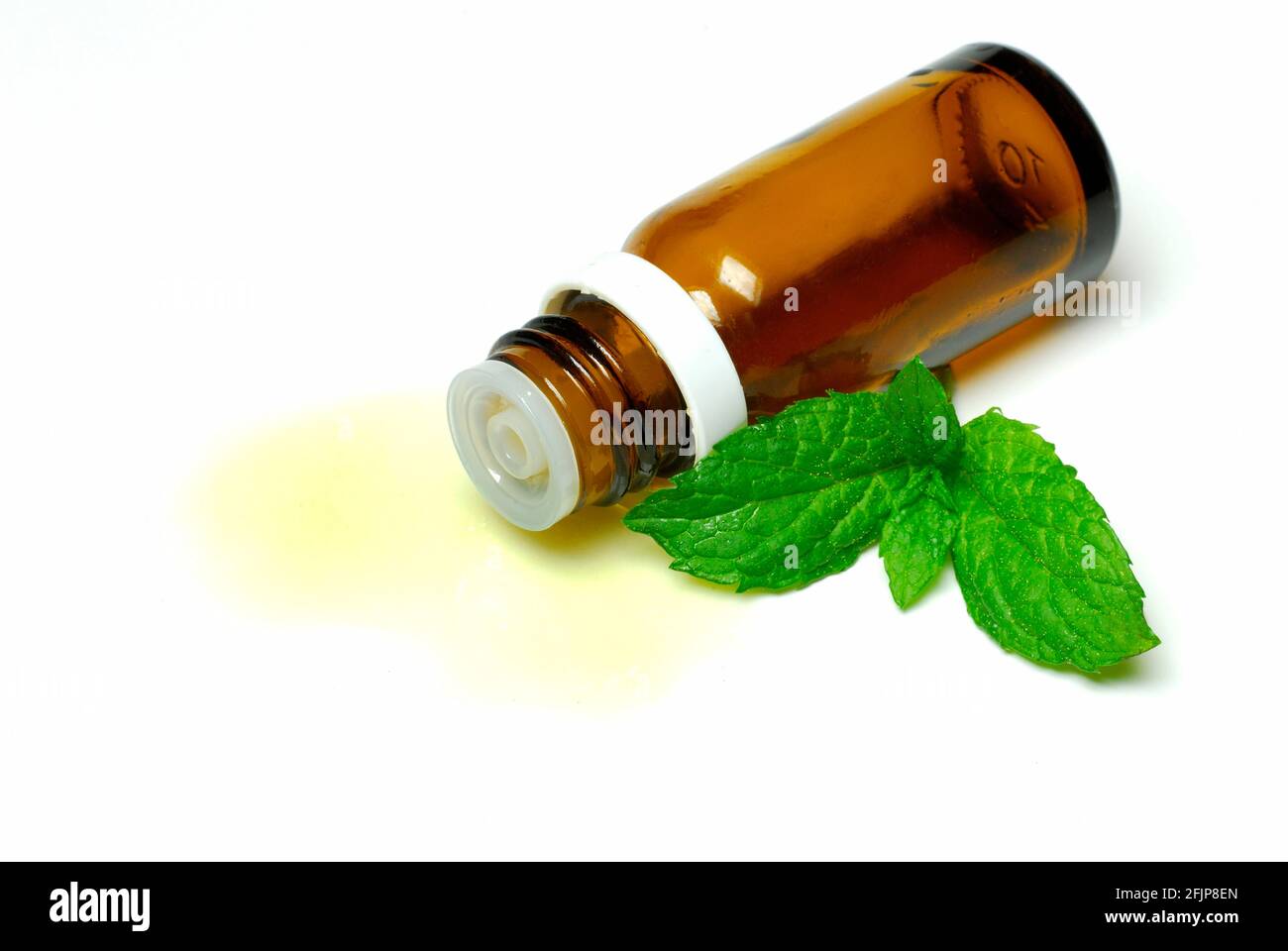 Pfefferminzöl (Mentha peperita) , Pfefferminzöl, Aromatherapie, ätherisches Öl Stockfoto