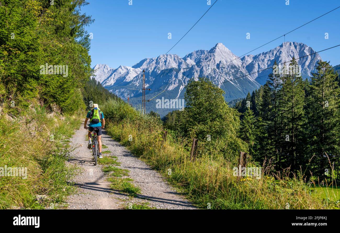 Radler auf Radtour mit Mountainbike, auf dem Radweg Via Claudia Augusta, hinter Ehrwalder