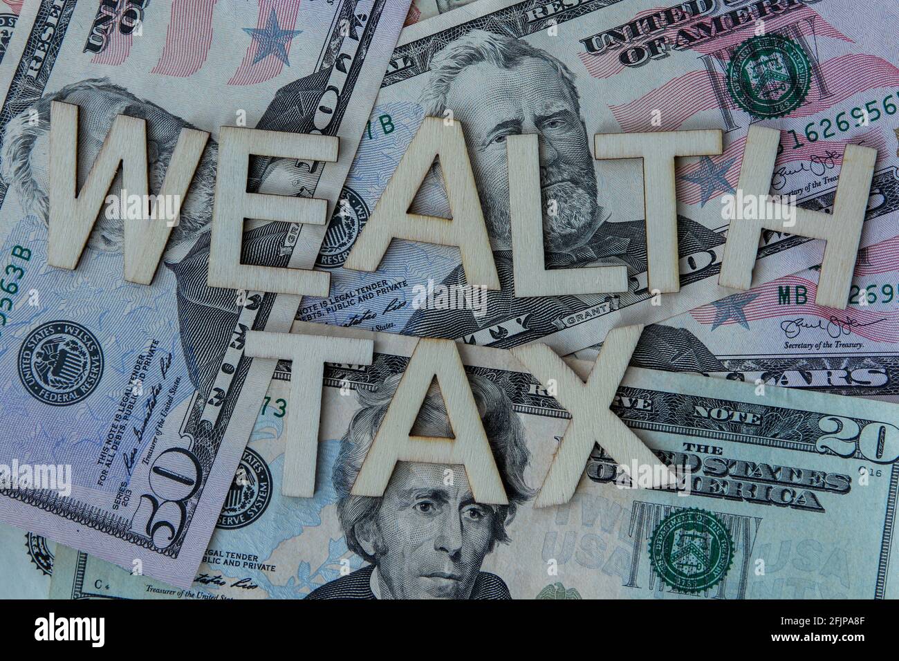 Wohlhabende Steuerschilder auf dem Hintergrund amerikanischer Dollar. Stockfoto