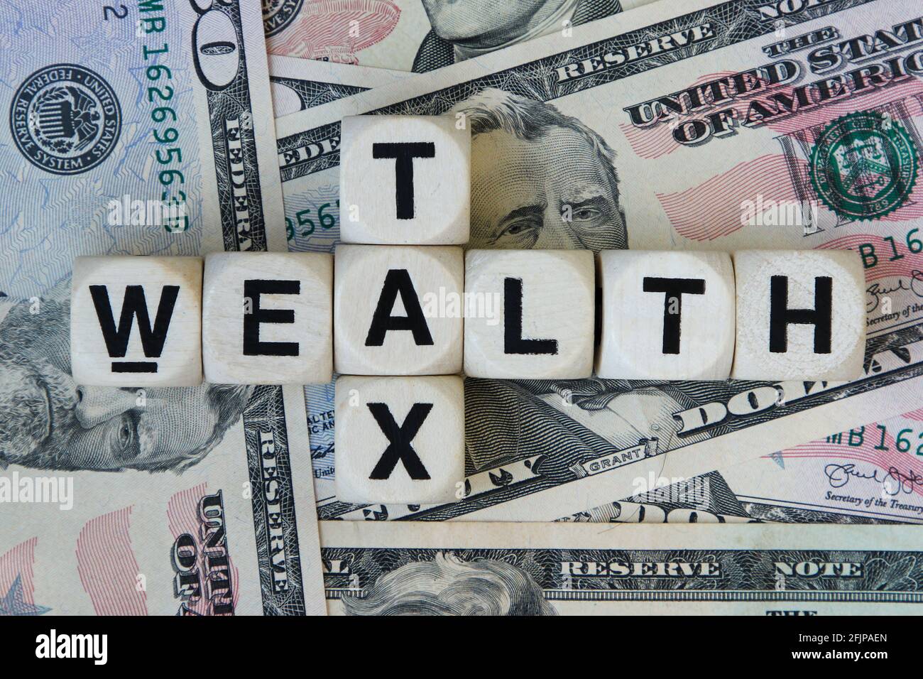 Wohlhabende Steuerschilder auf dem Hintergrund amerikanischer Dollar. Stockfoto