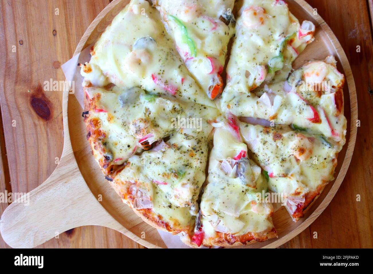 Köstliche italienische Pizza serviert auf Holzplatte Stockfoto