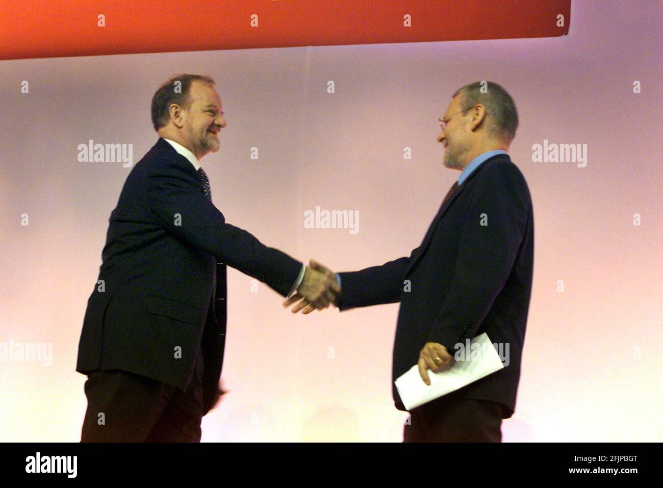 Robin Cook gratulierte Ivica Racan P.M. aus Kroatien auf der Labour Party Konferenz 2000 in Brighton Stockfoto