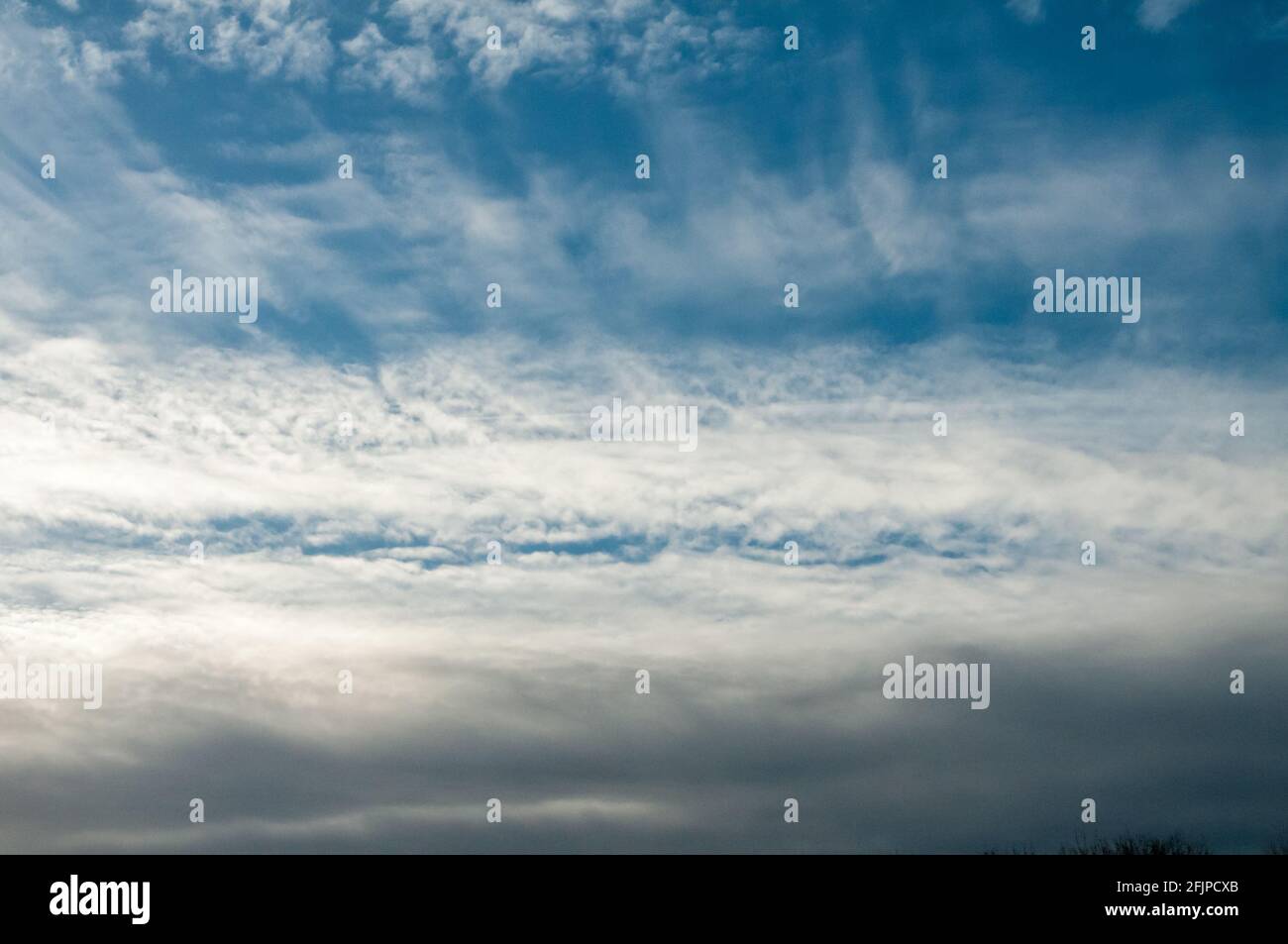 Helle, glückliche Wolken und blauer Himmel Stockfoto