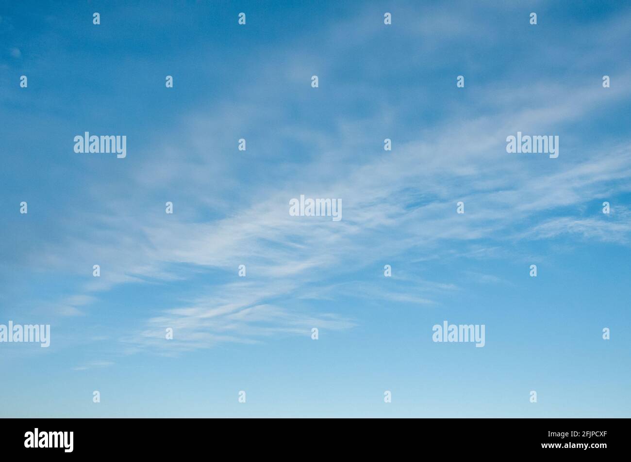 Helle, glückliche Wolken und blauer Himmel Stockfoto