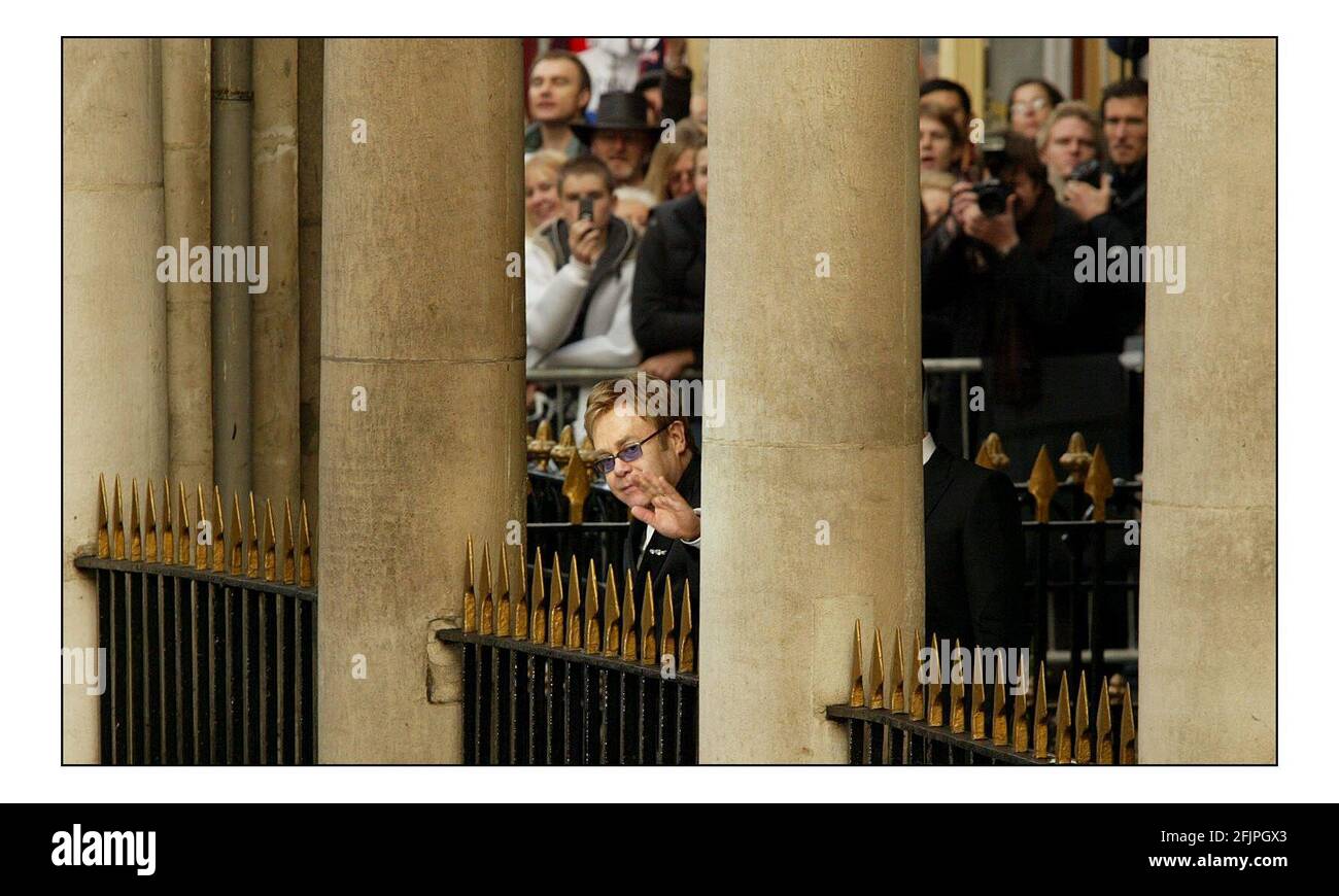 Sir Elton John und David Furnish verlassen als Ehepaar nach ihrer standesamtlichen Partnerschaftszeremonie im Guildhall, Windsor.pic David Sandison 21/12/2005 Stockfoto