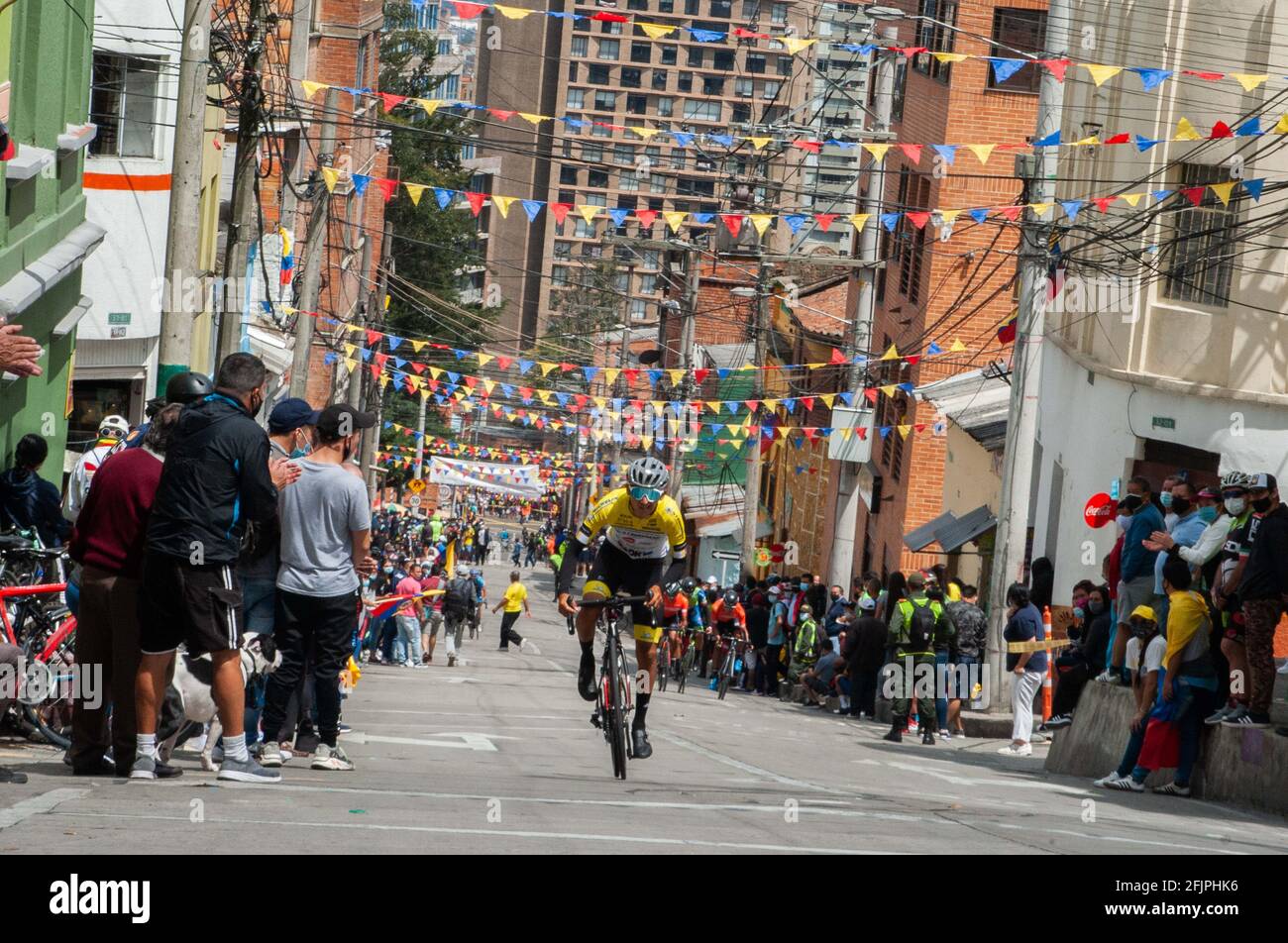 Bogota, Cundinamarca, Kolumbien. April 2021. Radfahrer nehmen an der letzten Etappe des Rennens Vuelta a Colombia 2021 in den Straßen von Bogota, Kolumbien, am 25. April 2021 Teil, die der kolumbianische Ziklyst Tito Hernandez gewonnen hat. Kredit: Maria Jose Gonzalez Beltran/LongVisual/ZUMA Wire/Alamy Live Nachrichten Stockfoto