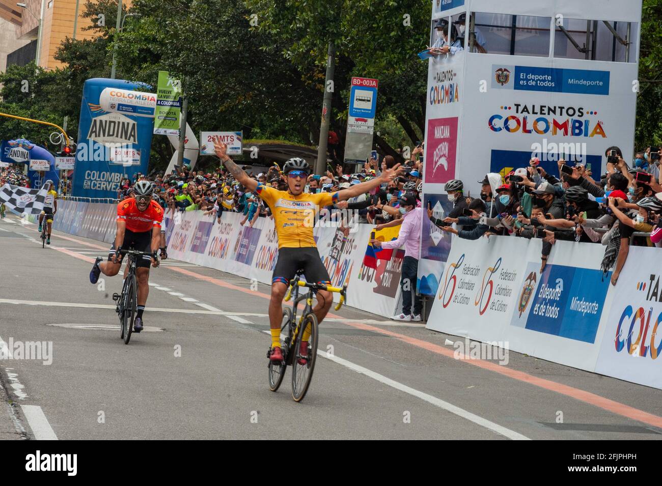 Bogota, Cundinamarca, Kolumbien. April 2021. Bogotas Phasengewinnerin des Rennens Vuelta a Colombia 2021 feiert den Sieg der Phase in Bogota, Kolumbien, die am 25. April 2021 von dem kolumbianischen Ziklysten Tito Hernandez gewonnen wurde. Kredit: Maria Jose Gonzalez Beltran/LongVisual/ZUMA Wire/Alamy Live Nachrichten Stockfoto