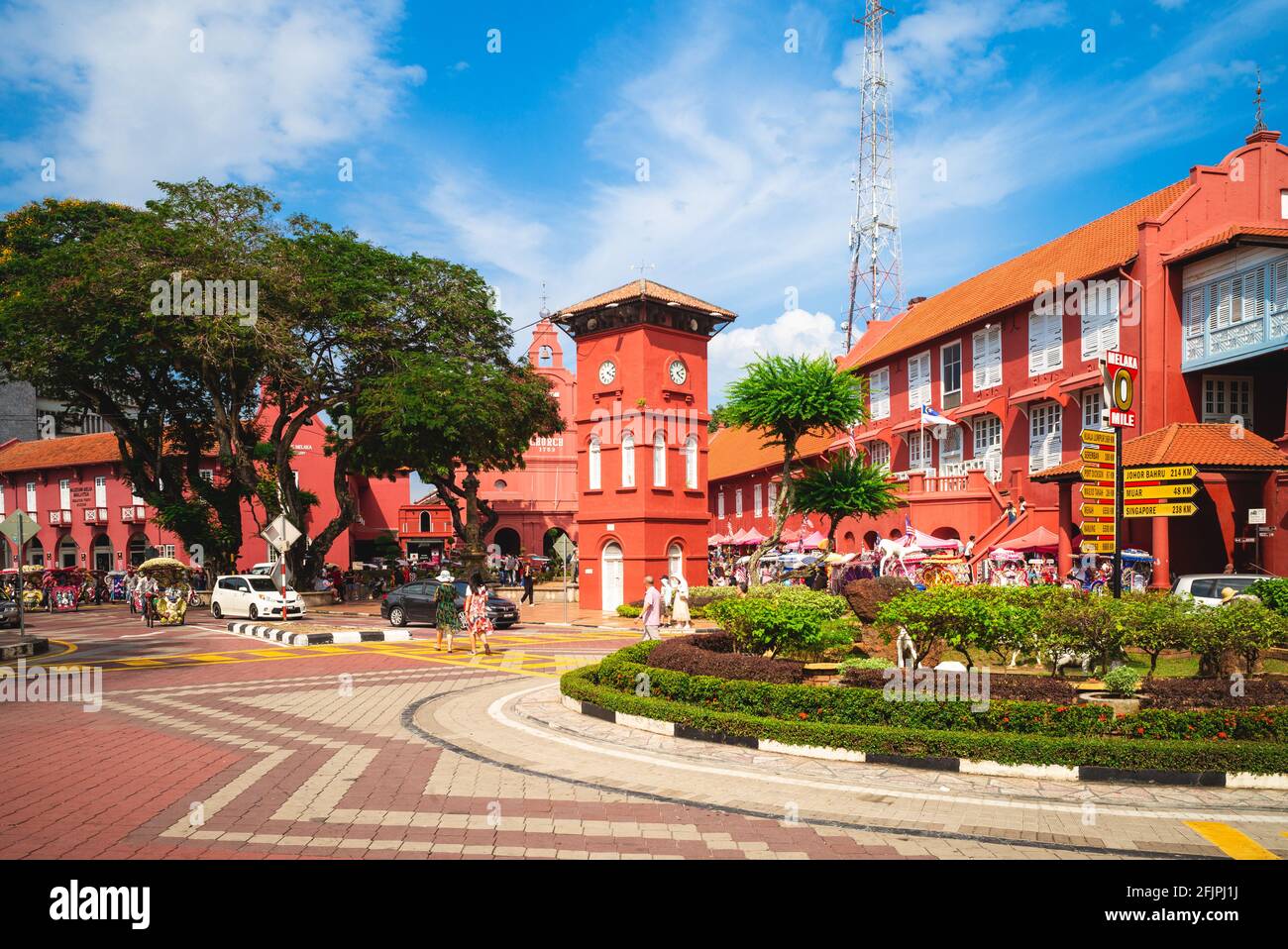 12. August 2018: Stadthuys und Melaka Red Clock Tower, alias Tang Beng Swee Clock Tower, am Dutch Square in Melaka, Melacca, Malaysia. Stadthuy Stockfoto