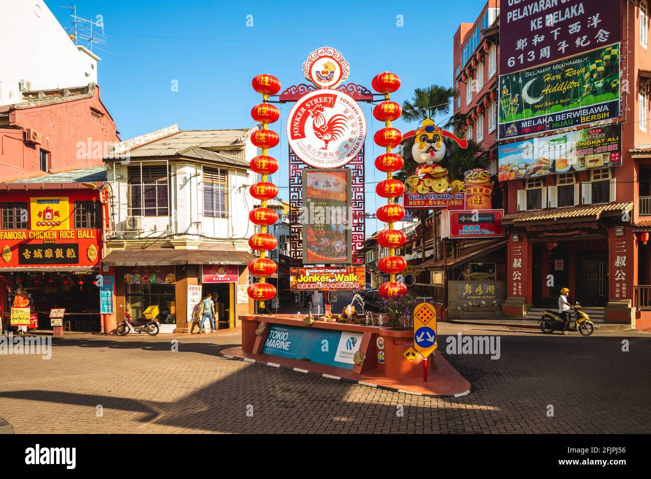 13. August 2018: Jonker Walk, die zentrale Straße von Chinatown in Melaka, Malaysia. Die Straße ist mit historischen Häusern aus dem 17. Jahrhundert gefüllt Stockfoto