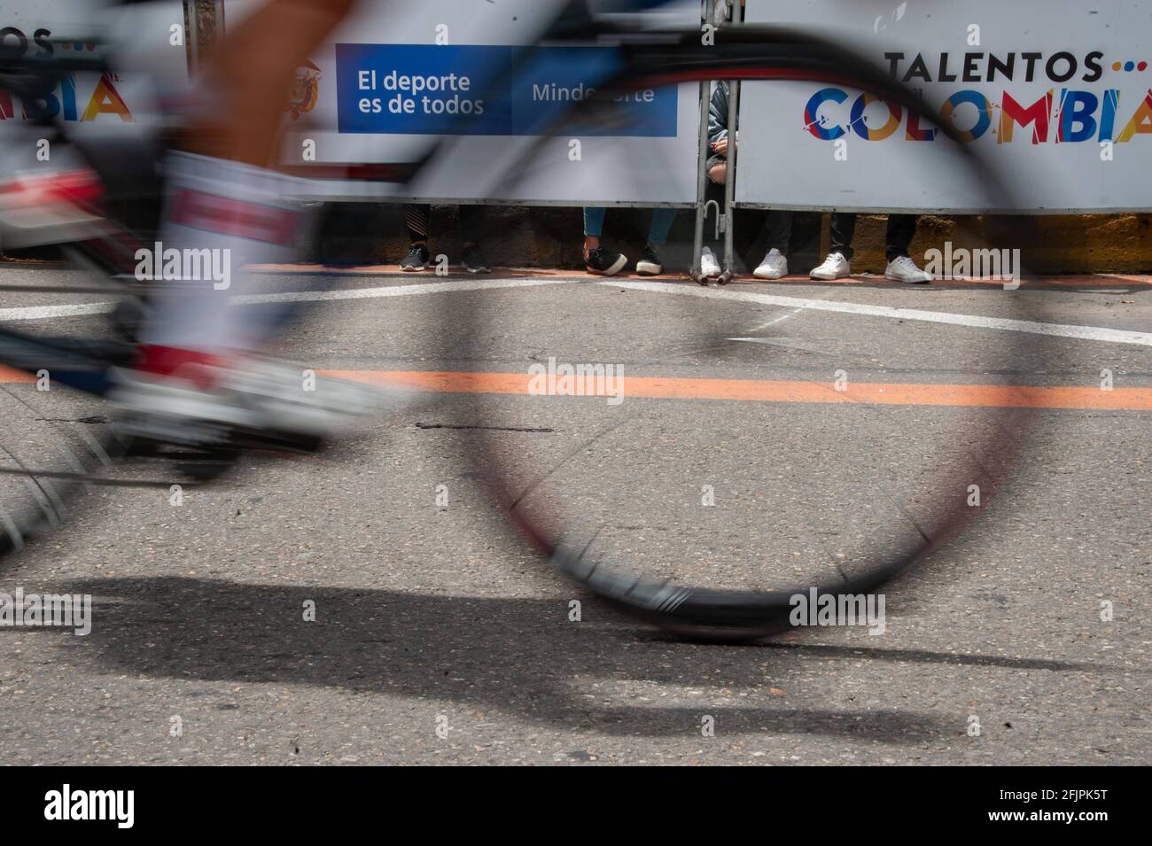 Bogota, Cundinamarca, Kolumbien. April 2021. Radfahrer nehmen an der letzten Etappe des Rennens Vuelta a Colombia 2021 in den Straßen von Bogota, Kolumbien, am 25. April 2021 Teil, die der kolumbianische Ziklyst Tito Hernandez gewonnen hat. Kredit: Maria Jose Gonzalez Beltran/LongVisual/ZUMA Wire/Alamy Live Nachrichten Stockfoto