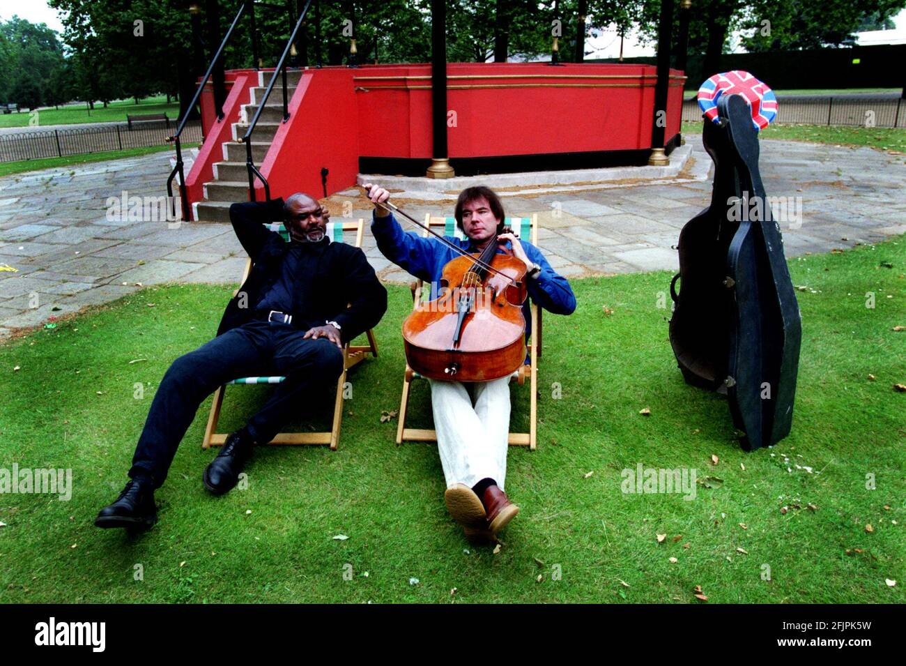 WELTBERÜHMTER BASS WILLARD WEISS UND CELLIST VIRTUOSE JULIAN LLOYD WEBBER IM HYDE PARK. SIE WERDEN AM 9TH. SEPTEMBER MIT DEM BBC CONCERT ORCHESTRA FÜR PROMS IN THE PARK AUFTRETEN. Stockfoto