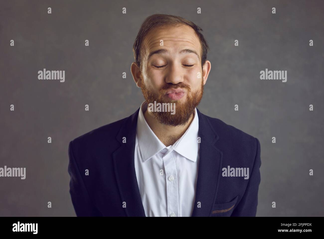 Porträt eines lustigen Mannes in der Liebe, der seine Lippen schwitzt Und die Kamera küssen Stockfoto