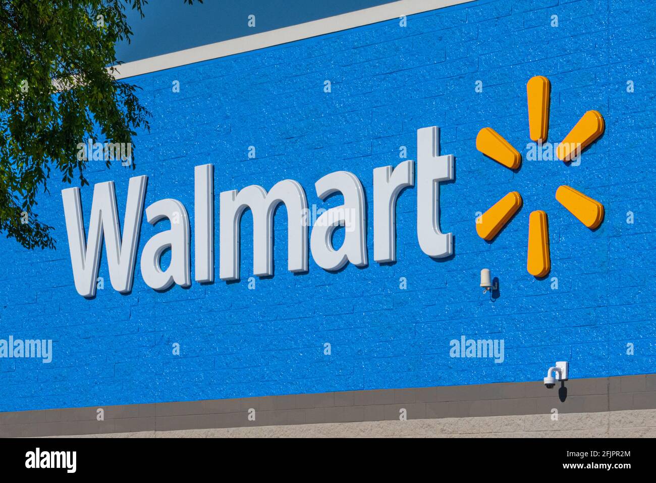 Beschilderung mit Walmart-Logo auf der Außenfassade eines Walmart-Geschäfts in Snellville (Metro Atlanta), Georgia. (USA) Stockfoto