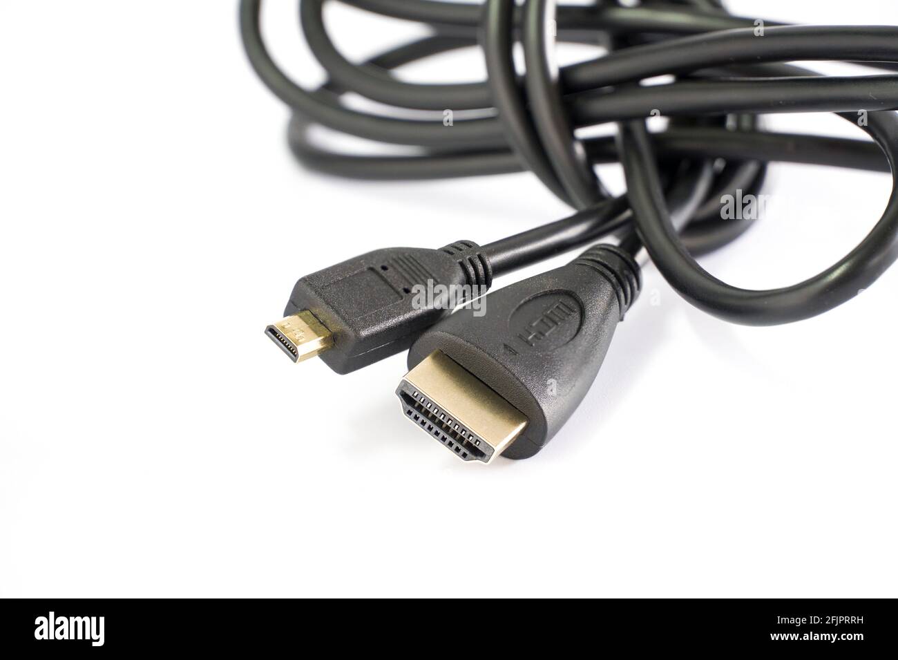 Micro HDMI auf HDMI-Stecker für HD-Fernseher, Kameras, neue Technologie-Anschlüsse auf weißem Hintergrund. Stockfoto
