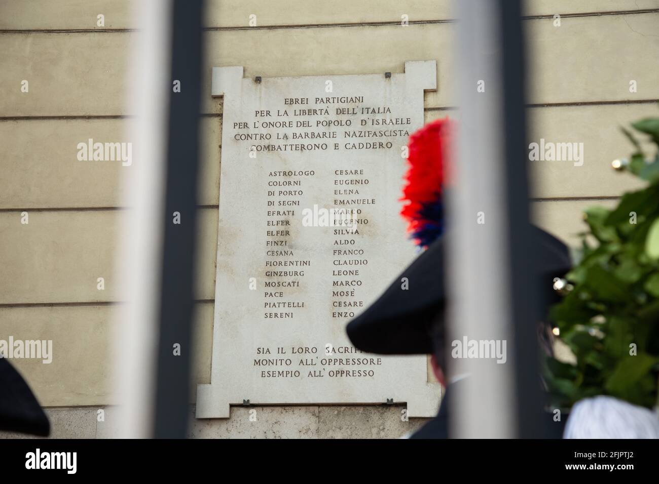 Rom, Italien. April 2021. Verteidigungsminister Lorenzo Guerini hat anlässlich der Feierlichkeiten vom 25. April gemeinsam mit dem Oberrabbiner Riccardo Di Senni und der Präsidentin der Jüdischen Gemeinde von Rom, Ruth Dureghallo, einen Lorbeerkranz in der Synagoge in Rom aufgestellt. (Foto von Matteo Nardone/Pacific Press) Quelle: Pacific Press Media Production Corp./Alamy Live News Stockfoto