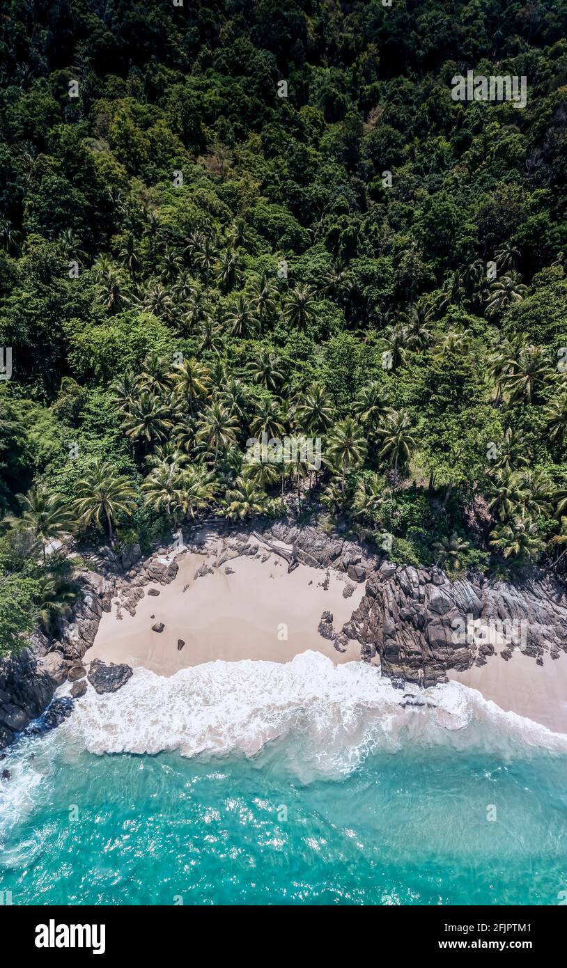 Luftdrohne von oben nach unten Blick auf den wunderschönen Strand blaues Meer. Panoramablick auf den Strand mit Kokospalme. Luftaufnahme Drohne weißen Strand Sand. Blauer Seegel Stockfoto