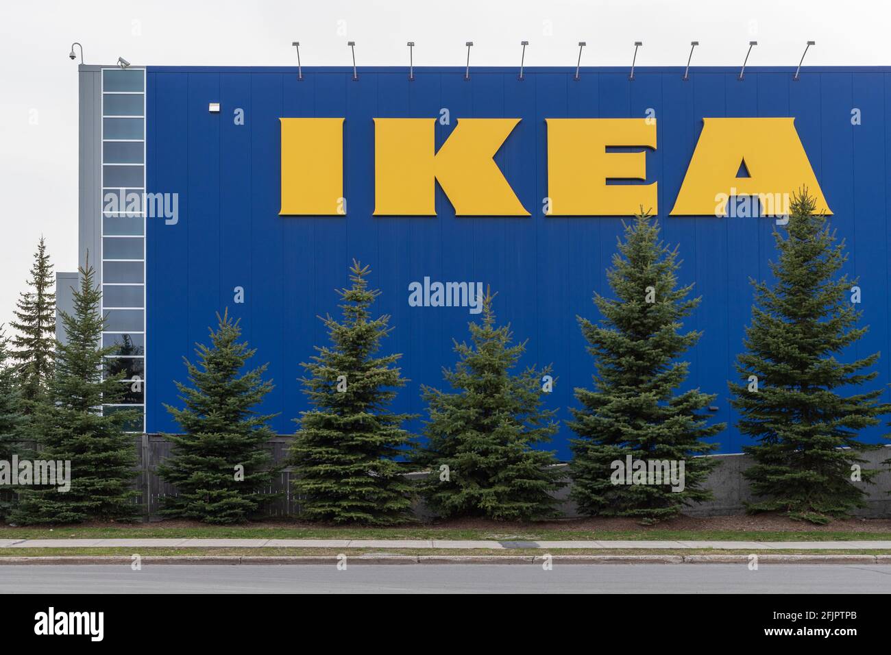 Ottawa, Kanada - 24. April 2021: Außenansicht des IKEA srore-Gebäudes, Möbelhändler Stockfoto
