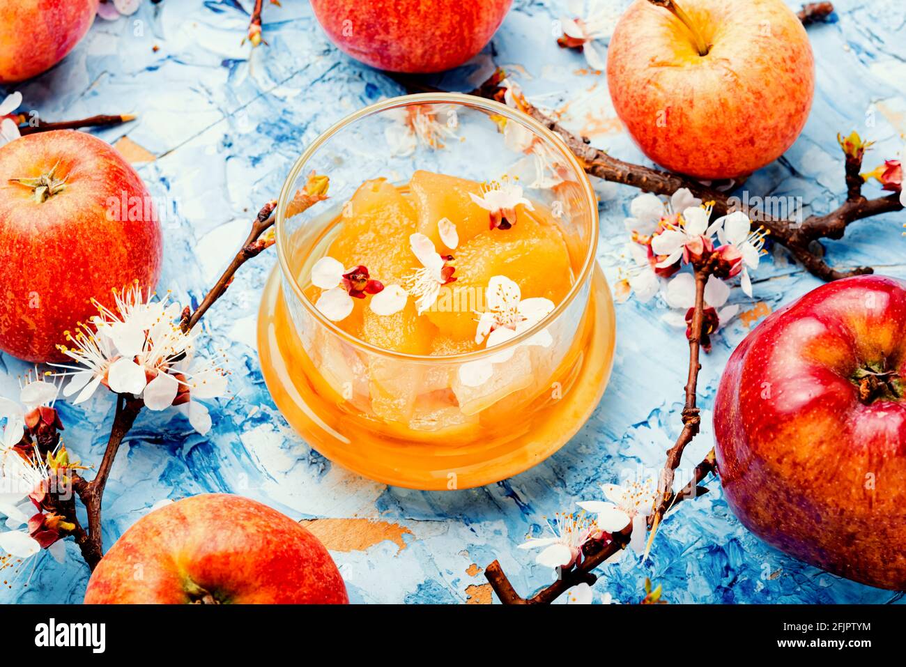Natürliche Apfelmarmelade oder Apfelmarmelade in einem Glas Stockfoto