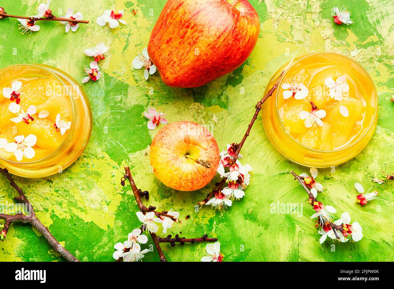 Natürliche Apfelmarmelade oder Apfelmarmelade in einem Glas Stockfoto