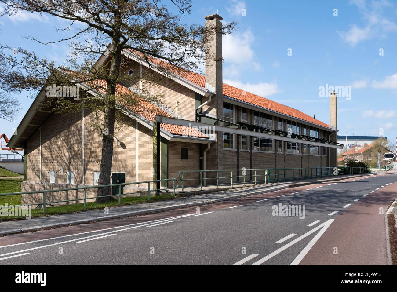 Gebäude des BUMA-Pumpwerks mit Transformatorgebäude dazwischen Rutten und Lemmer in den Niederlanden Stockfoto