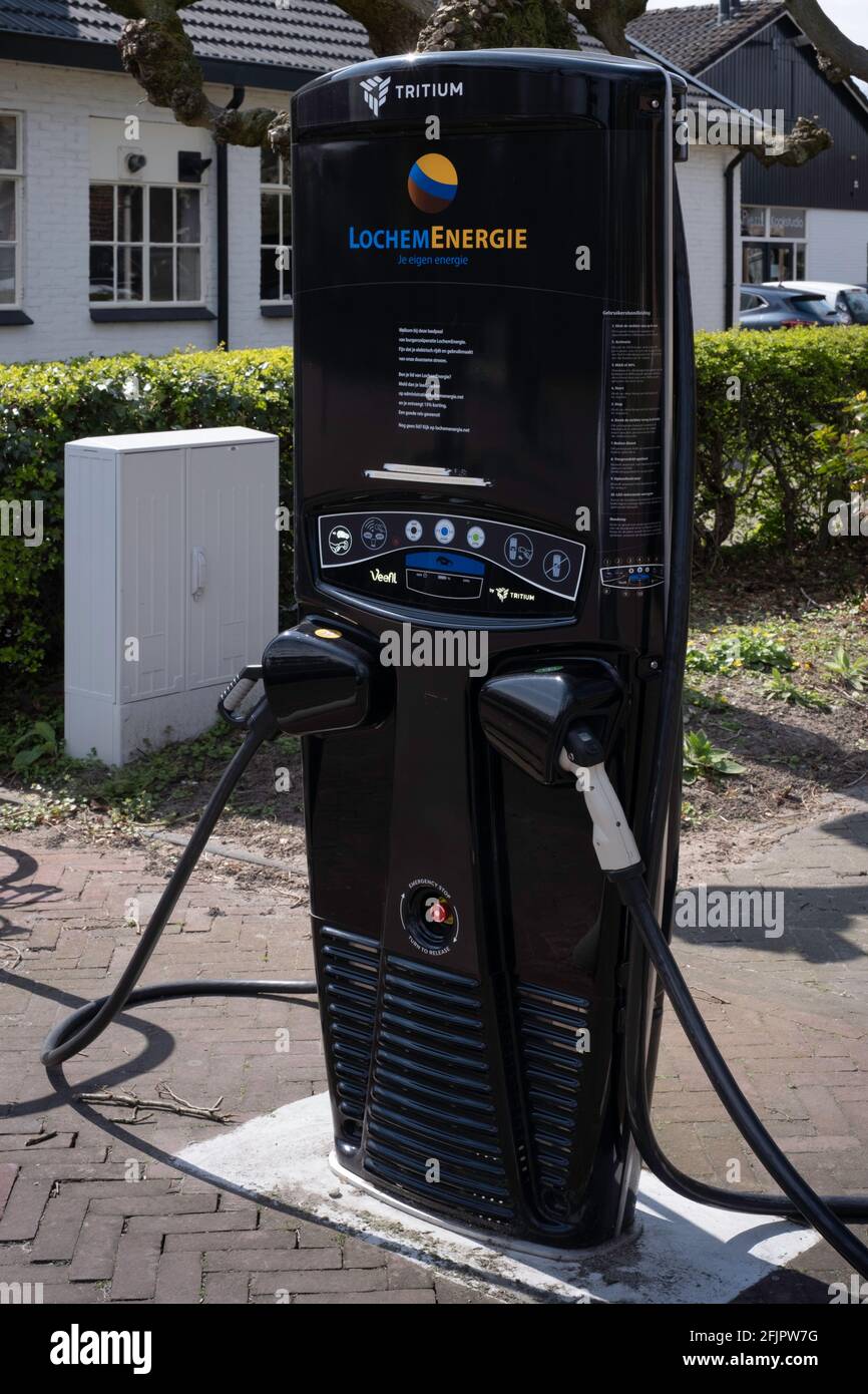 Moderne Ladestation für zwei Autos entlang einer Straße in Das Dorf Gorssel in der Provinz Gelderland in den Niederlanden Stockfoto