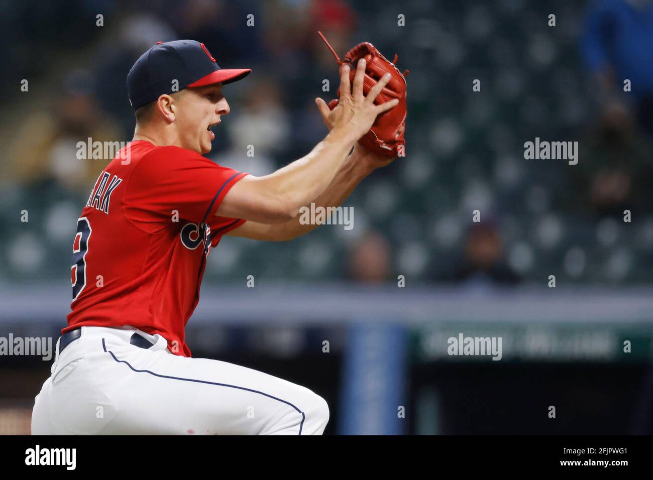 CLEVELAND, OH - APRIL 24: James Karinchak (99) von den Cleveland Indians reagiert, nachdem er im neunten Inning eines Spiels gegen den N die Seite ausschlagen konnte Stockfoto
