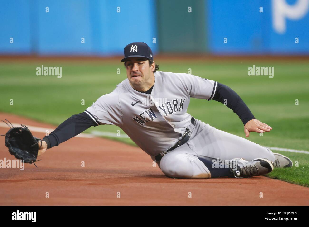 CLEVELAND, OH - APRIL 24: Mike Tauchman (39) von den New York Yankees taucht zwar ab, kann aber während eines Spiels gegen die Cleveland Indi keinen Foul Ball fangen Stockfoto