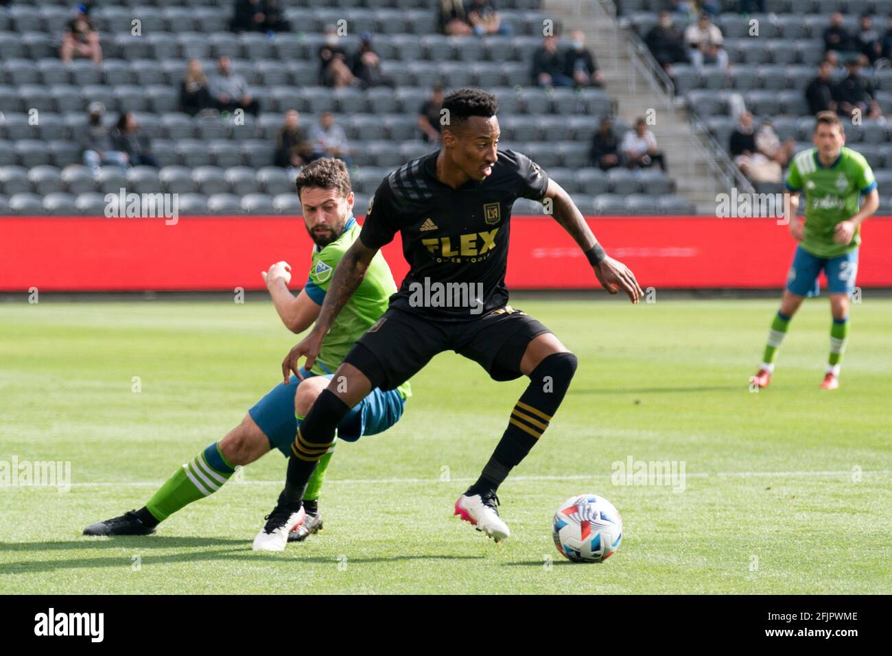 Der Los Angeles FC Mittelfeldspieler Mark-Anthony Kaye (14) wird von dem Seattle Sounders Mittelfeldspieler Joao Paulo (6) während eines MLS-Spiels am Samstag, den 24. April 202, verteidigt Stockfoto