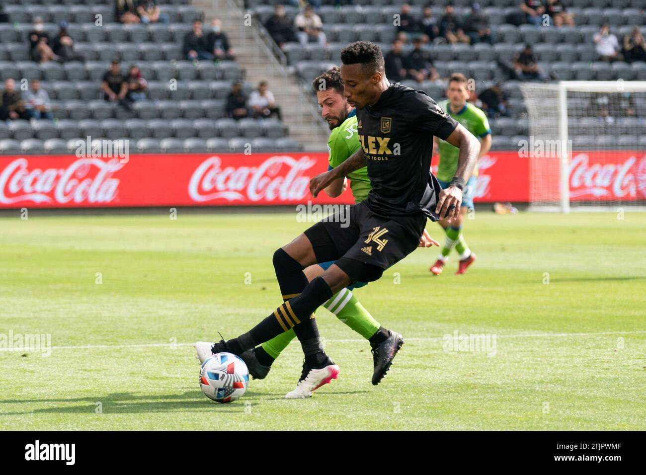 Der Los Angeles FC Mittelfeldspieler Mark-Anthony Kaye (14) wird von dem Seattle Sounders Mittelfeldspieler Joao Paulo (6) während eines MLS-Spiels am Samstag, den 24. April 202, verteidigt Stockfoto