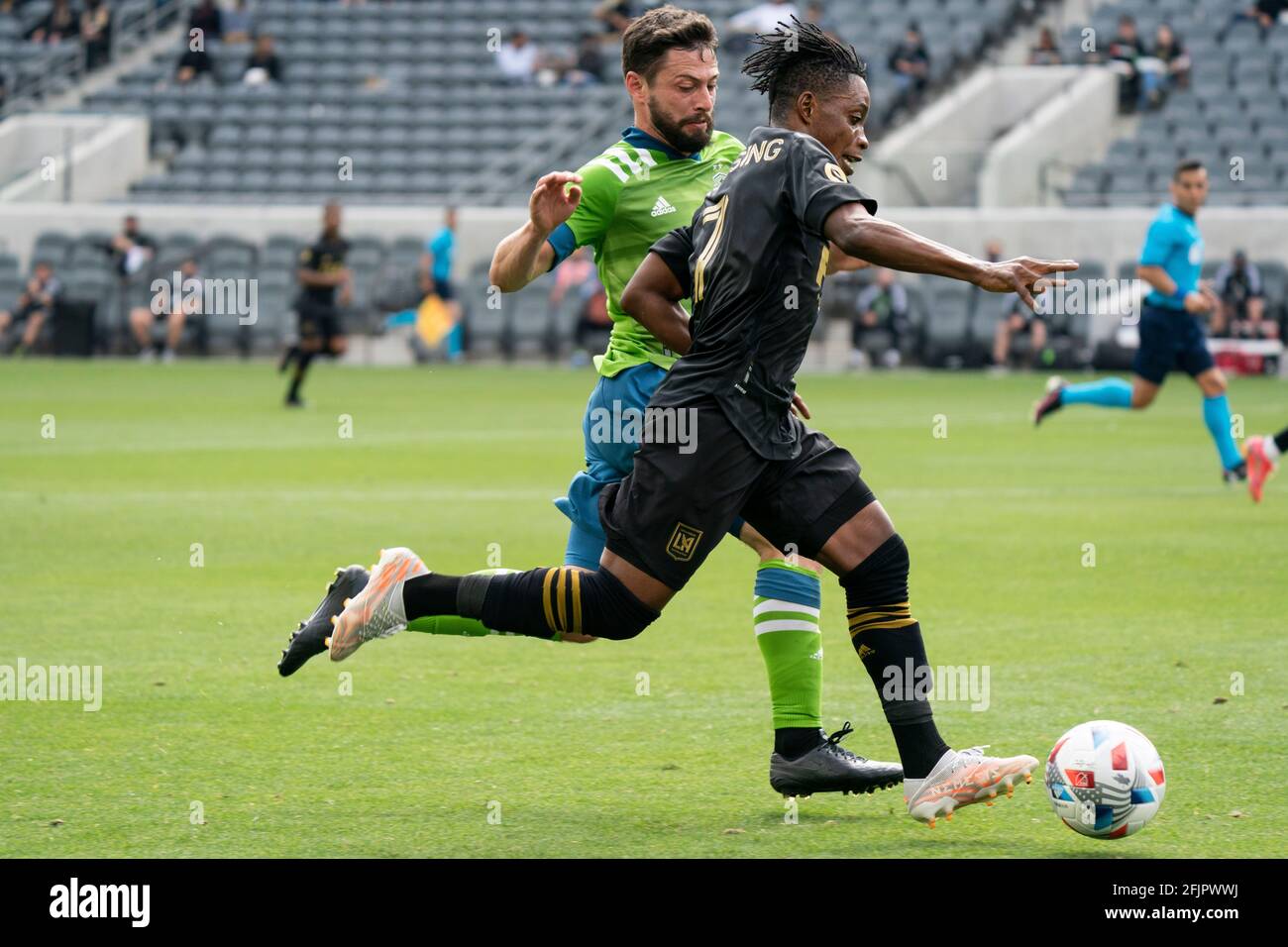 Los Angeles FC Stürmer Latif Blessing (7) wird von Seattle Sounders Mittelfeldspieler Joao Paulo (6) während eines MLS-Spiels verteidigt, Samstag, 24. April 2021, in L Stockfoto