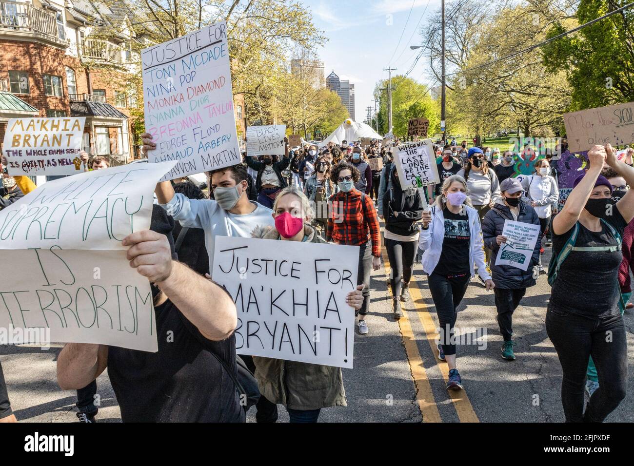 Aktivisten von Black Lives Matter marschieren durch die Straßen von Columbus und halten Plakate mit ihrer Meinung zu einem Protest gegen die Tötung von Ma'Khia Bryant durch die Polizei.Aktivisten von Black Lives Matter versammelten sich mit einigen Familienmitgliedern von Ma'Khia Bryant im Goodale Park, um gegen die Brutalität der Polizei zu protestieren. BLM-Aktivisten hörten den Rednern zu und besetzten dann stundenlang die Kreuzung von High Street und Bollinger Pl., während sie sich weiterhin gegen die Polizeibrutalität und die Polizeimorde von Ma'Khia Bryant aussprechen. (Foto von Stephen Zenner/SOPA Images/Sipa USA) Stockfoto