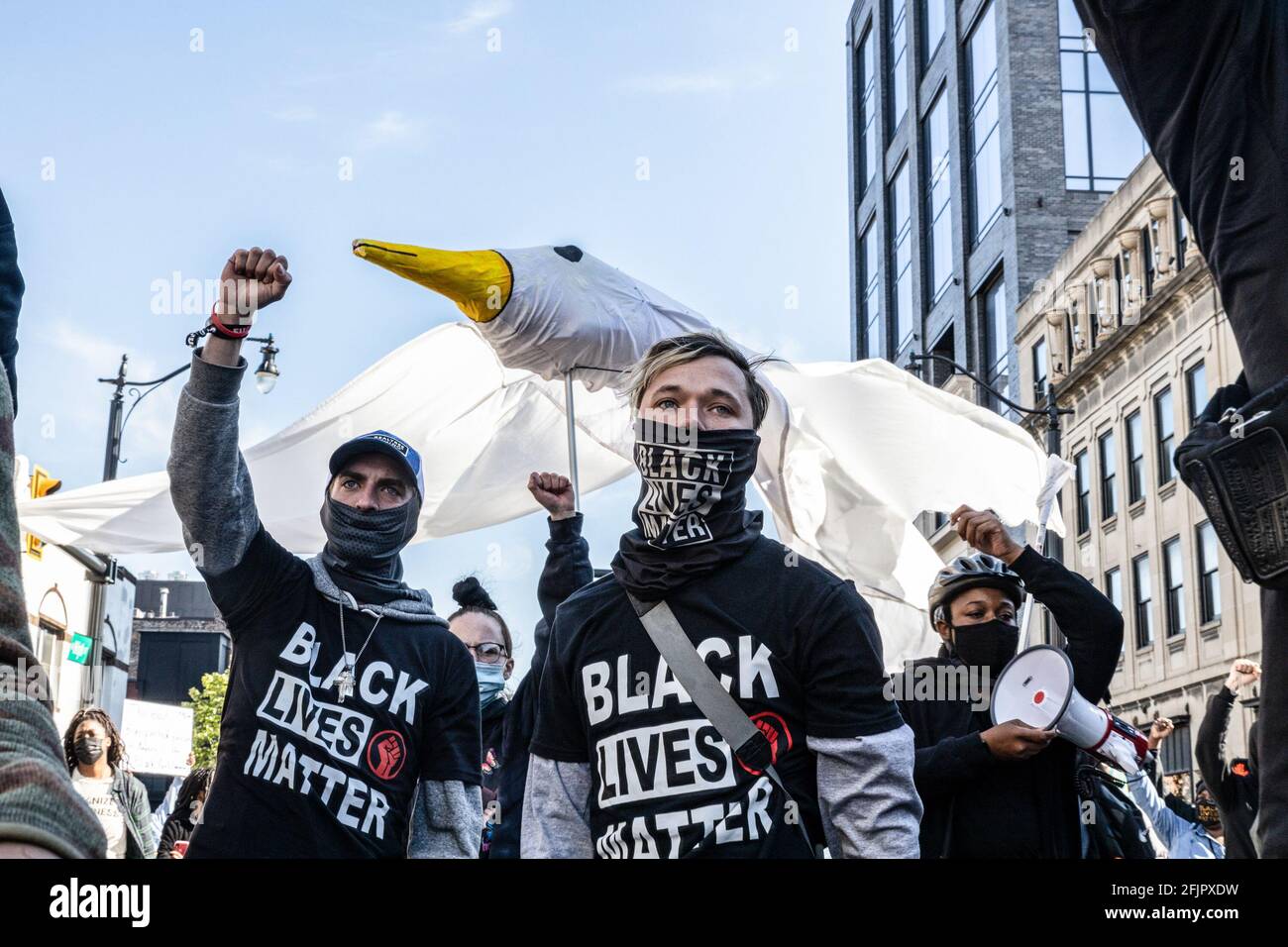 Aktivisten von Black Lives Matter heben ihre Fäuste mit einem großen Abbild einer Taube, um an das Leben von Ma'Khia Bryant anlässlich eines Protestes gegen die Tötung von Ma'Khia Bryant durch die Polizei zu erinnern.Aktivisten von Black Lives Matter versammelten sich mit einigen Familienmitgliedern von Ma'Khia Bryant im Goodale Park, um gegen die Brutalität der Polizei zu protestieren. BLM-Aktivisten hörten den Rednern zu und besetzten dann stundenlang die Kreuzung von High Street und Bollinger Pl., während sie sich weiterhin gegen die Polizeibrutalität und die Polizeimorde von Ma'Khia Bryant aussprechen. (Foto von Stephen Zenner/SOPA Images/Sipa USA) Stockfoto