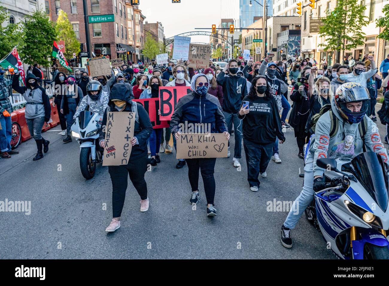 Aktivisten von Black Lives Matter marschieren zurück zum Goodale Park, nachdem sie die High Street während eines Protestes gegen die Tötung von Ma'Khia Bryant durch die Polizei für einige Stunden erobert haben.Aktivisten von Black Lives Matter versammelten sich mit einigen Familienmitgliedern von Ma'Khia Bryant im Goodale Park, um sich gegen die Brutalität der Polizei zu wehren. BLM-Aktivisten hörten den Rednern zu und besetzten dann stundenlang die Kreuzung von High Street und Bollinger Pl., während sie sich weiterhin gegen die Polizeibrutalität und die Polizeimorde von Ma'Khia Bryant aussprechen. (Foto von Stephen Zenner/SOPA Images/Sipa USA) Stockfoto