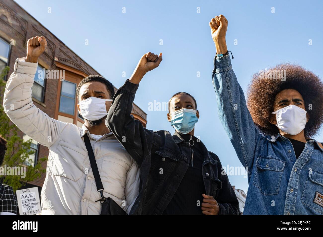 Aktivisten von Black Lives Matter heben solidarisch ihre Fäuste gegen die Tötung von Ma'Khia Bryant durch die Polizei, die High St.Black Lives Matter kommandierte, versammelten sich mit einigen Familienmitgliedern von Ma'Khia Bryant im Goodale Park, um sich gegen die Brutalität der Polizei zu wehren. BLM-Aktivisten hörten den Rednern zu und besetzten dann stundenlang die Kreuzung von High Street und Bollinger Pl., während sie sich weiterhin gegen die Polizeibrutalität und die Polizeimorde von Ma'Khia Bryant aussprechen. (Foto von Stephen Zenner/SOPA Images/Sipa USA) Stockfoto